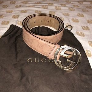 Beige/Rose leather Gucci embossed print belt.